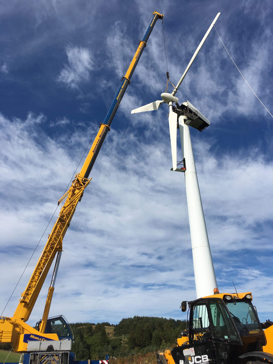 Contract lifting team assisting with the replacement of wind turbine components in Glenrothes, Fife